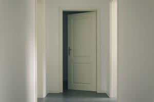 דלת בתוך הבית