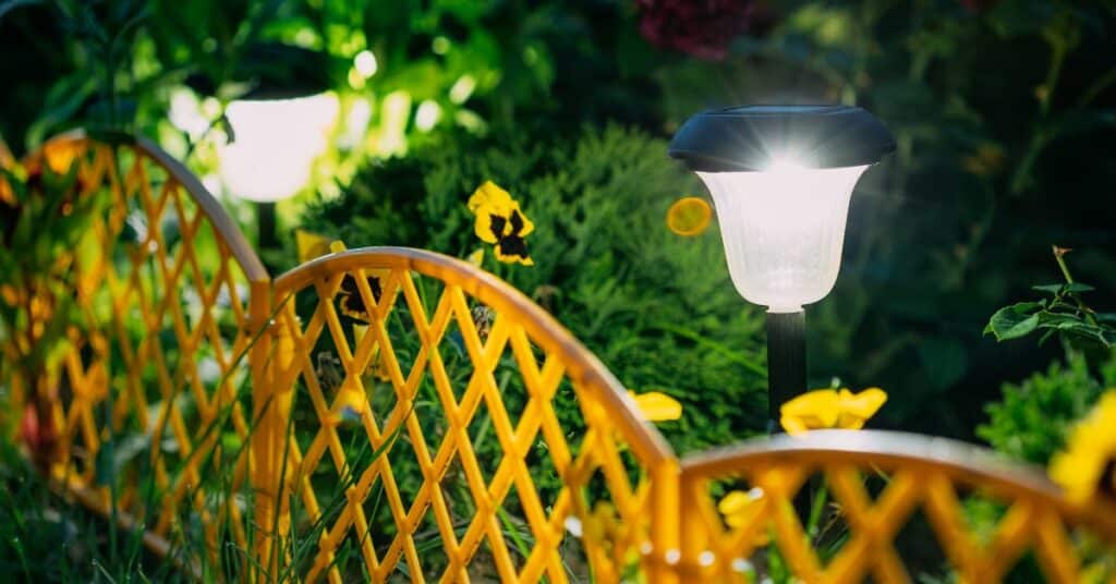 יתרונות תאורה סולארית בחצר