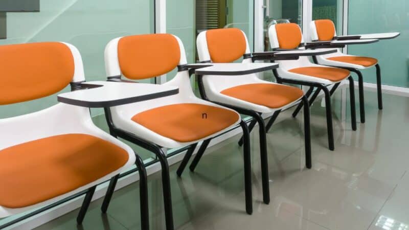 כיסאות לסטודנטים